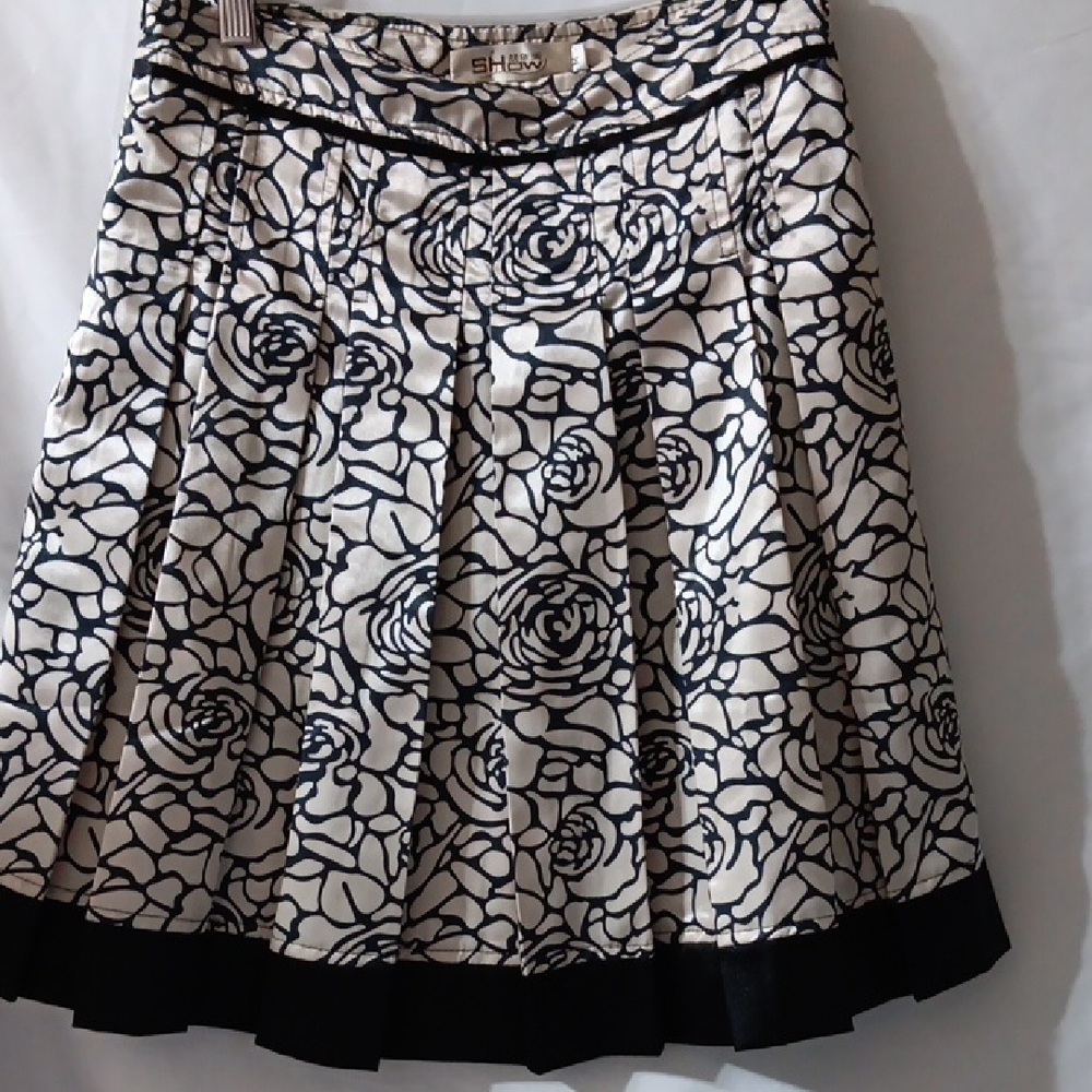 Elegant Black and White Floral A-Line Skirt